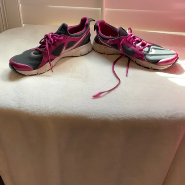 Nike Women's Athletic Shoes in Pink and Gray - Image 2