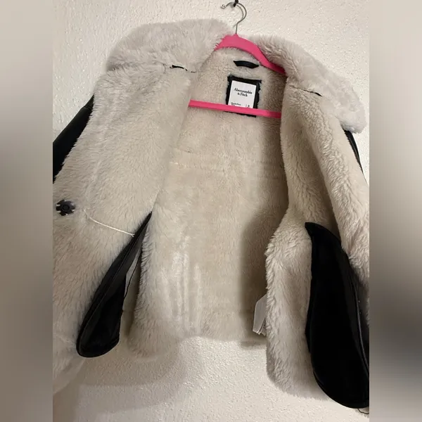 Abercrombie & Fitch Cropped Vegan Leather Sherpa Jacket size M oversized fit - Image 9