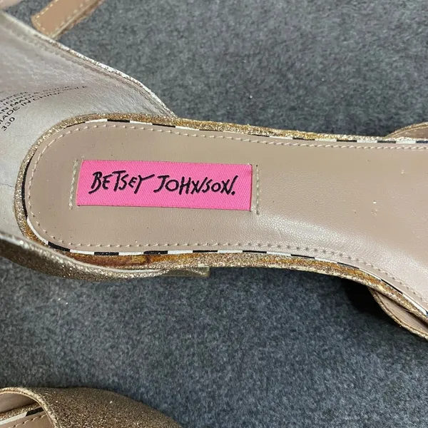 Betsey Johnson Heels Womens Gold Glitter Sz 6 Ankle Strap Pointed Toe Pump *Flaw - Image 5