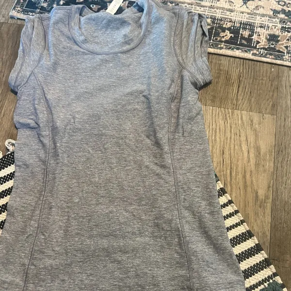 Lululemon short sleeve athletic top in size 4z. - Image 4