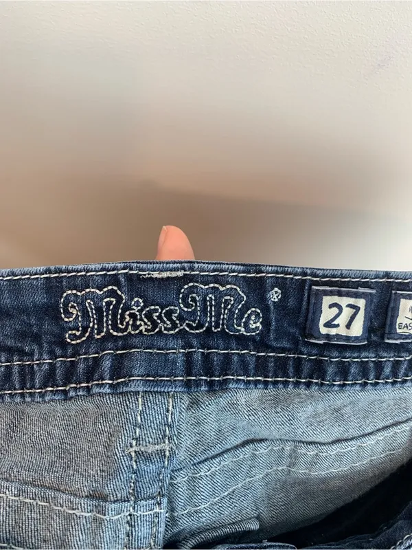 Dark Wash Miss Me Jeans sz 27 mid rise easy straight fall school bling *flaw* - Image 7