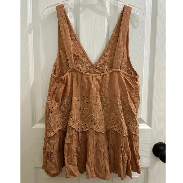 NWT American Eagle Eyelet Floral Boho Tiered Ruffle Sleeveless Top Tan XS/S New. - Image 2