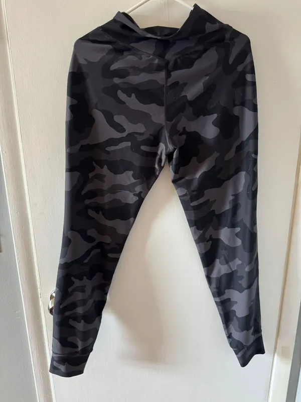 Old Navy Active Camo Joggers - Image 2