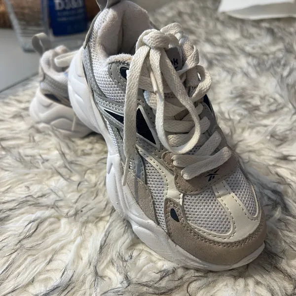 Reebok Adorable chunky sneakers in neutral tones (white, beige, with navy accents) 🤍 Stylish, comfy, and perfect for everyday wear 👟💕 ✔️ Lightweight and comfortable ✔️ Lace-up closure ✔️ Trendy chunky style ✔️ Gently used, in great condition 💖 Perfect for school, outings, or casual outfits 💖 Easy to match with dresses, jeans, or sets - Image 4