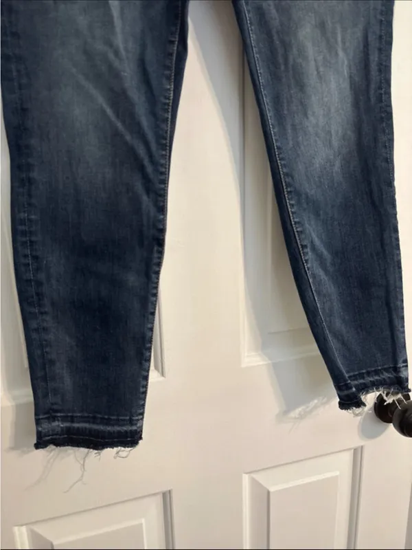 Old Navy rockstar built-in sculpt jeans size 14 regular raw edge hem - Image 5