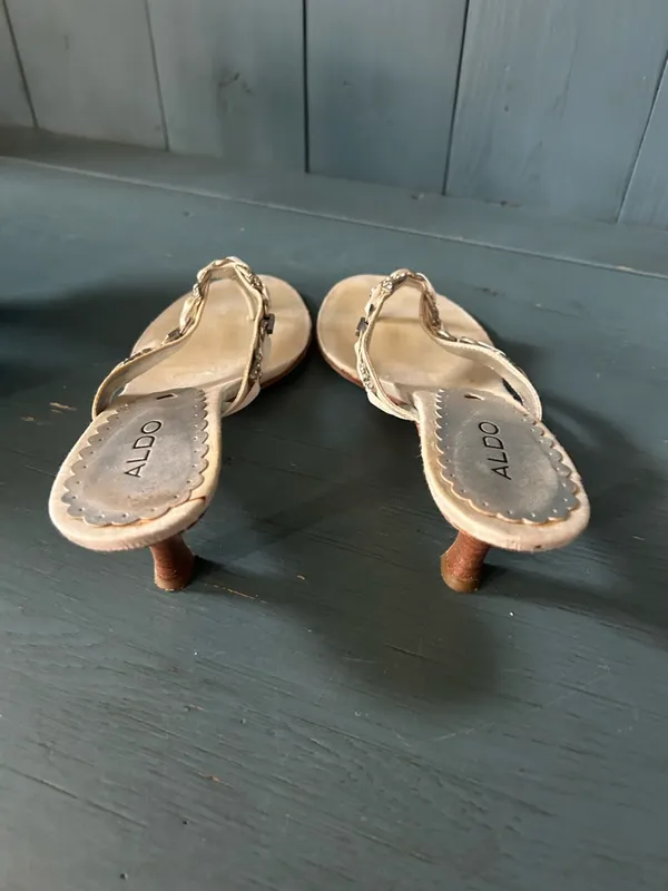 Vintage ALDO Cream Rhinestone Kitten Heel Thong Sandals | Size 39 - Bridal - Image 4