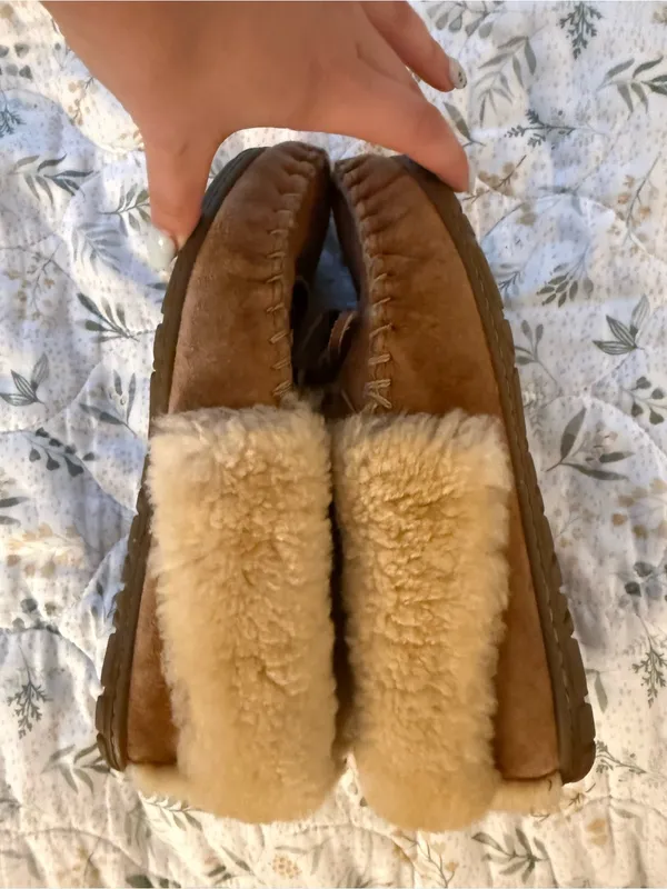 L.L. Bean Chestnut Brown Wicked Shearling Lined Suede Moccasin Slippers W7 - Image 4