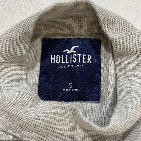 Hollister Gray Crewneck Sweater Small Minimalist Soft Classic Pullover - Image 4