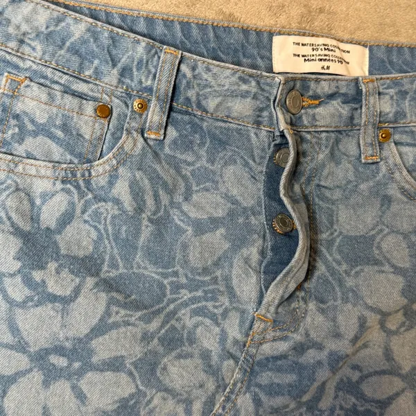 H&M‎ 90s Floral Denim Mini Skirt Frayed Hem Blue Y2K Grunge Button Fly Size 10 - Image 2