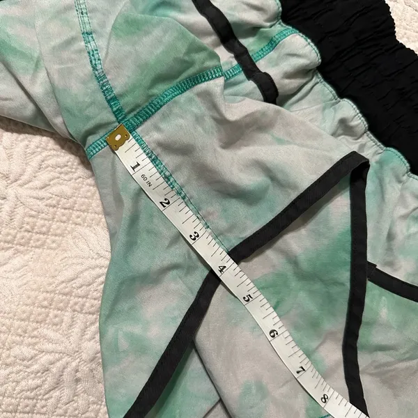 Lululemon Tracker Short II *2-way Stretch Spray Dye White Blue Tropics / Black - Image 5