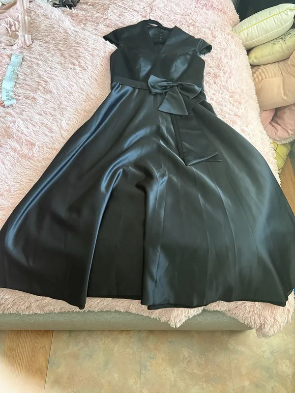 Unique Black Satin V-Neck Cap Sleeve A-Line Evening Gown With Bow Size 16 - Image 2