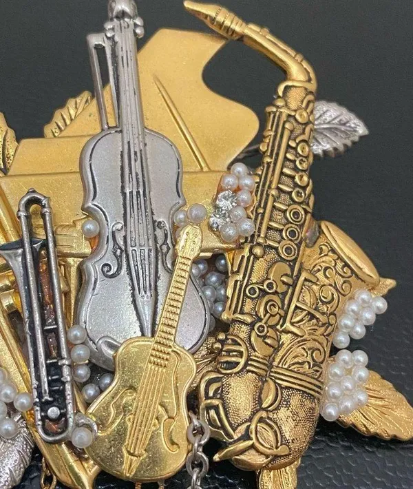Vintage Musical Instruments Music Theme 3D Brooch 36.6g - Image 8