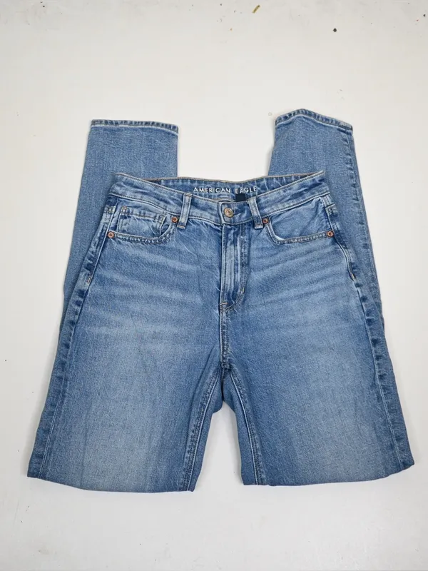 American Eagle Women's 2 Long Distressed Straight Leg Mom Jean - Image 4