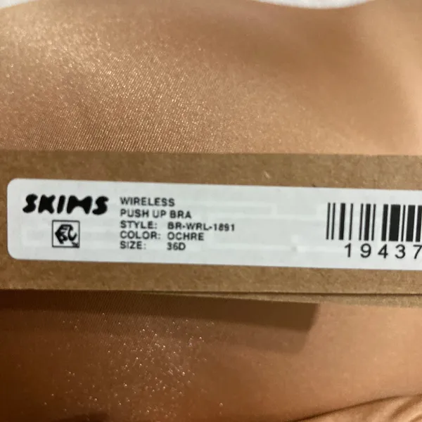 SKIMS Wireless Push Up Bra 36D - Image 5