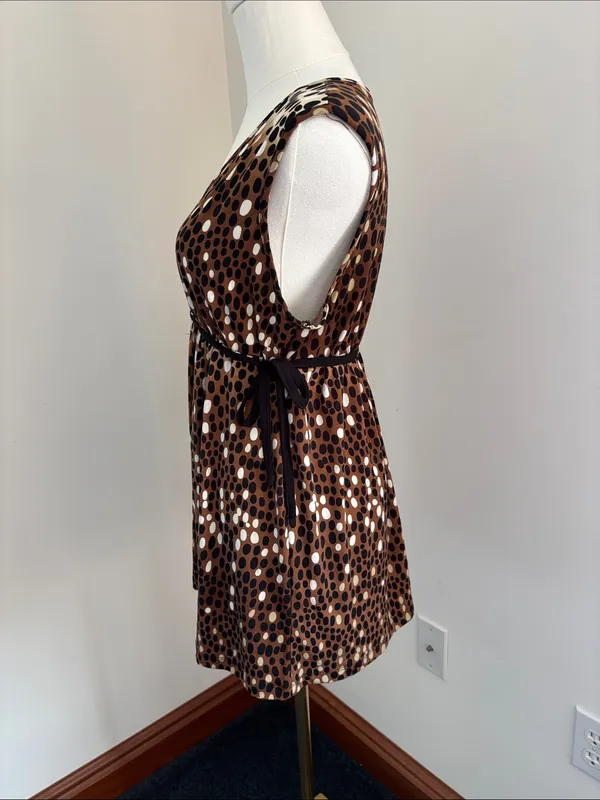 Sleeveless Brown Polka Dot V-Neck Blouse with Black Tie - Image 2