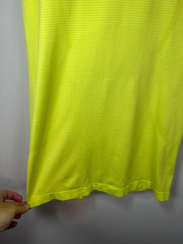 Lululemon Woman's Swiftly Tech Yellow Lime Seamless Short Sleeved Shirt Top Sz 4 - Image 4
