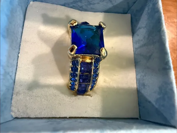 Vintage Gold-Tone Ring with Royal Blue Gemstone Accents Size 7.5 - Image 3