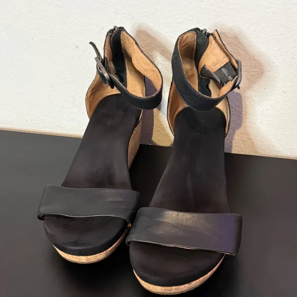 UGG Black Leather Wedge Sandals Womens 8.5 Zoe II Cork Ankle Strap 1102674 - Image 13