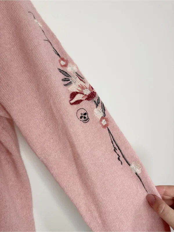 Skull Cashmere Dusty Pink Floral Skull Embroidery Neck Cutout Cashmere Sweater M - Image 6