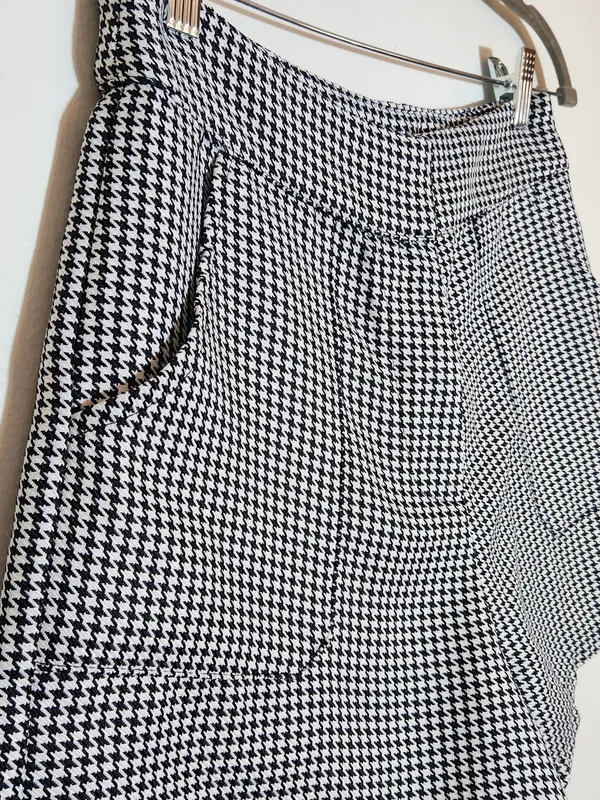 TCEC Black and White Houndstooth High Waist Shorts Size Medium - Image 3