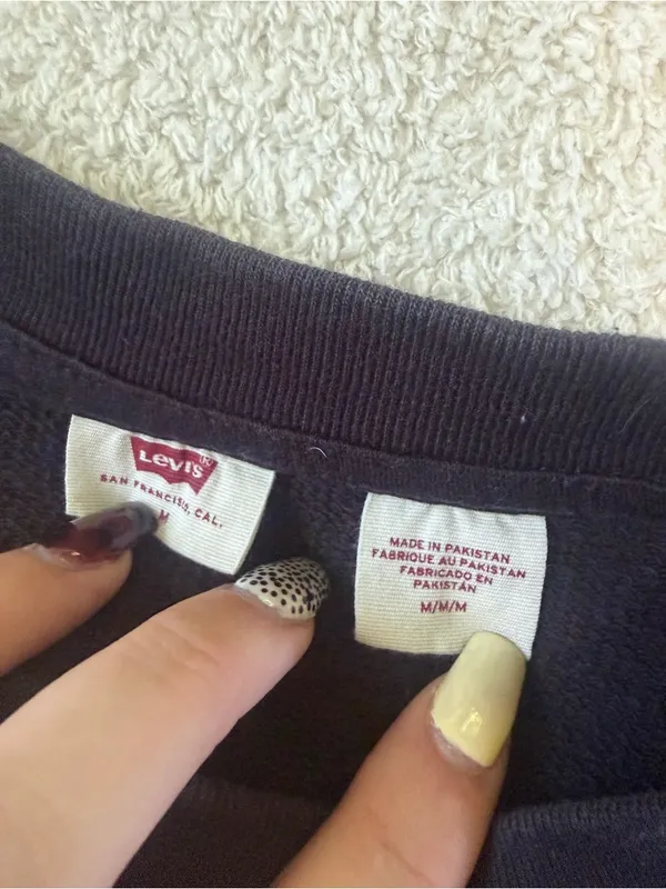 Levi’s cropped crewneck size medium - Image 3
