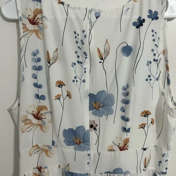 White dress with flowers. Used but in good condition. Size 14 - Image 4