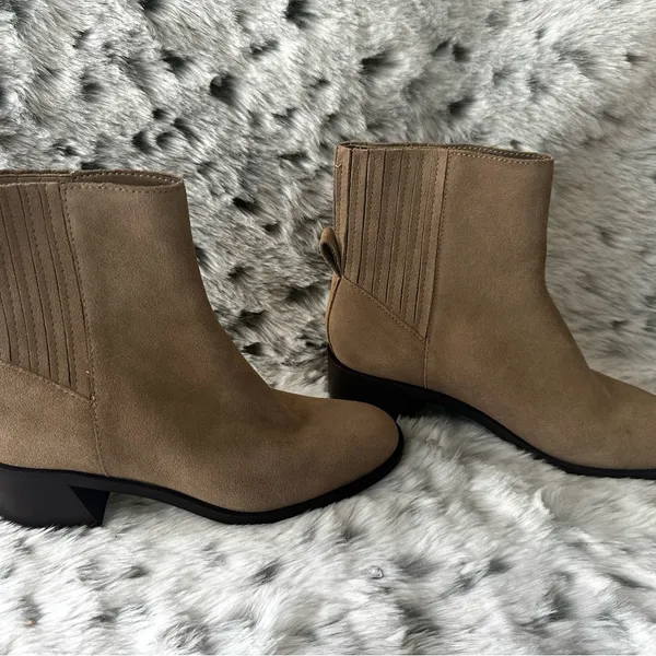 3003. Dolce Vita Suede Tan Ankle Booties sz 7.5 - Image 4
