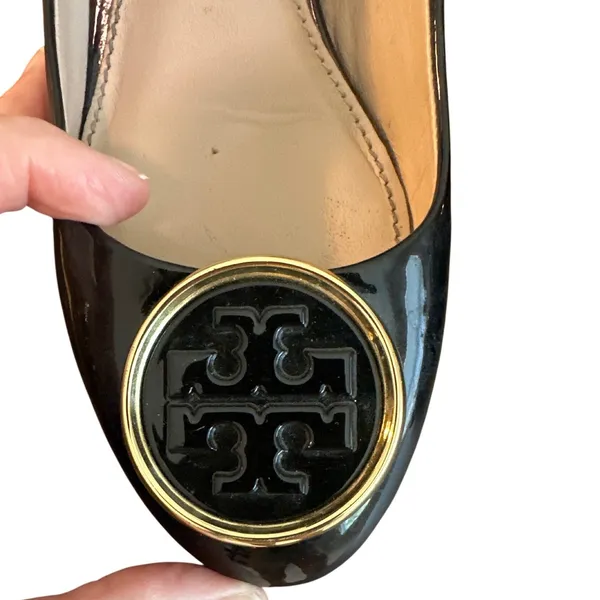 Tory Burch Sally Wedge Pumps Black Patent Leather Gold Logo Size 7 - Image 10