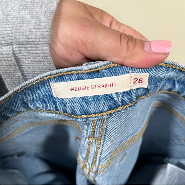 Levi's Wedgie Straight High Rise Women's Denim Jeans Blue Size 26 raw hem EUC - Image 6