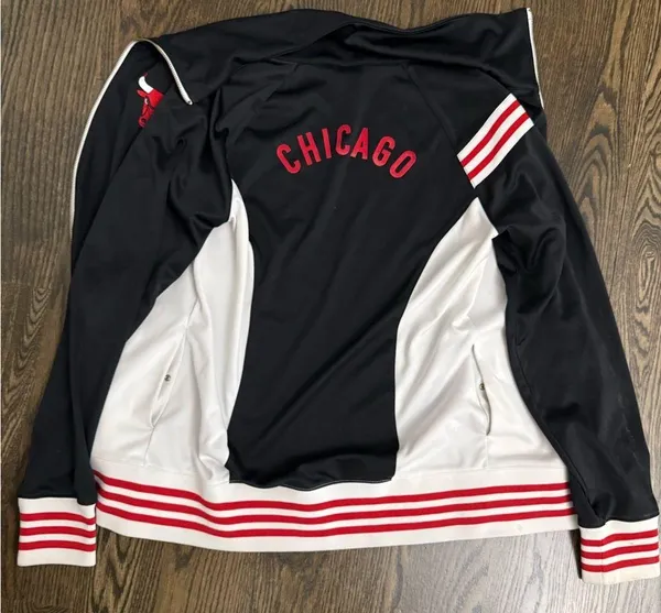 Chicago Bulls Light Jacket Size M - Image 2
