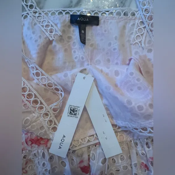 NWT AQUA Women’s Romantic Eyelet Lace Top Large - Image 4