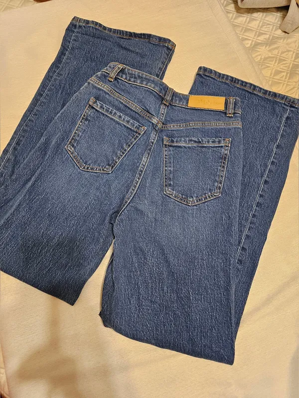 Pink Vs Jeans - Image 2