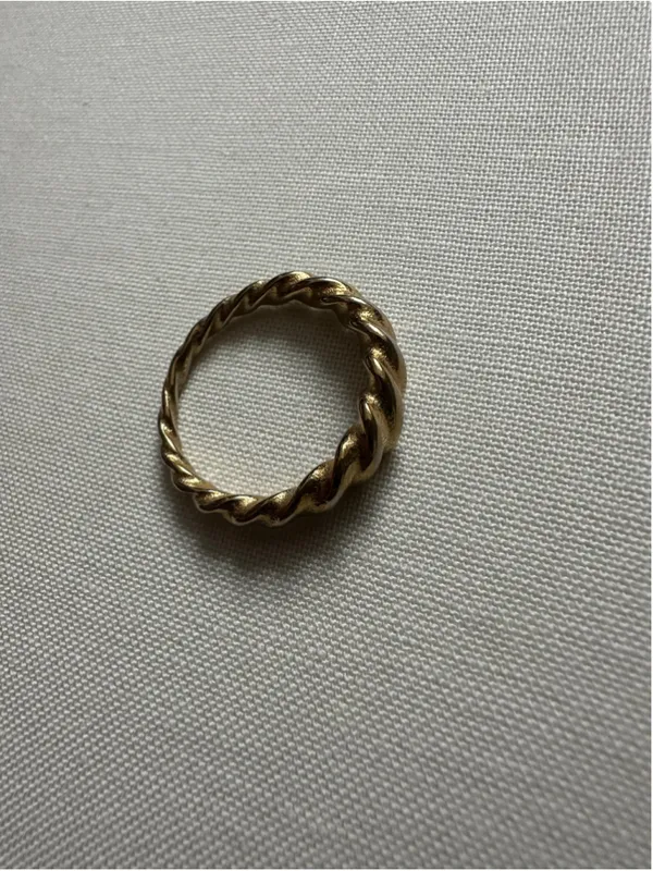 Hey Harper Dove Gold Tone Twisted Band Ring - Size 6 - Image 2