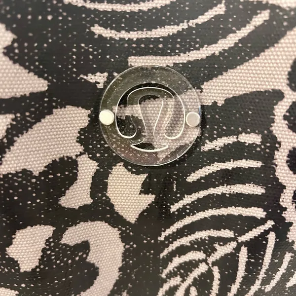 Lululemon Athletica Black and Grey Gym or Beach Tote - Image 3