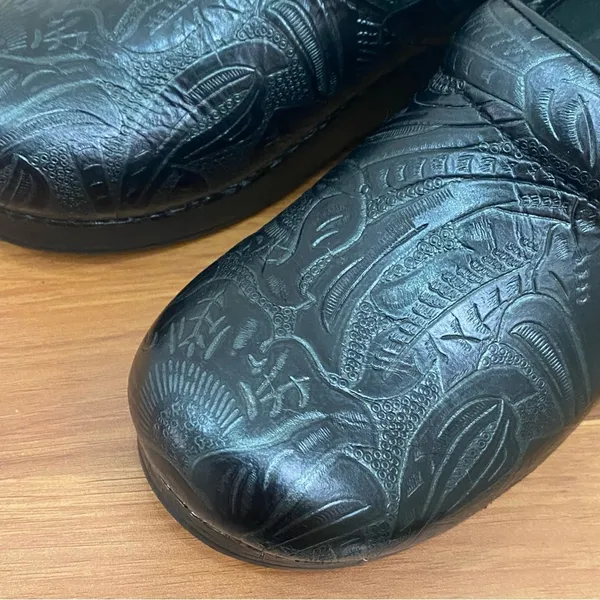 Dansko 906020202 Professional Clog Black Tooled Leather Clogs Size 39 8.5-9US - Image 3