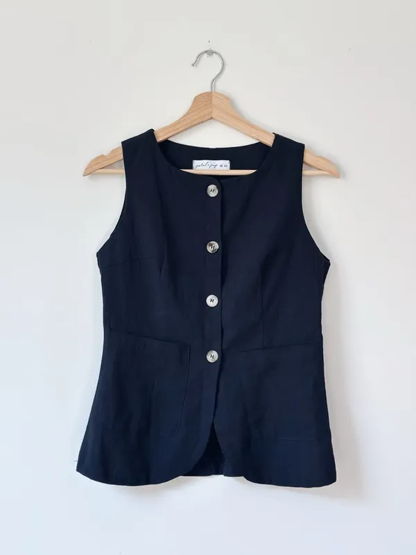 Petal & Pup Peter Black Sleeveless Button-Front Tank Vest - Image 4