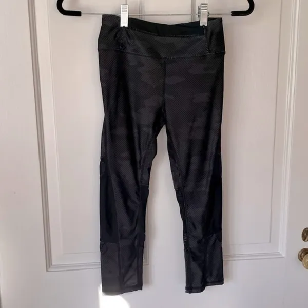 Adore Me Black and Green‎ Capri Leggings Size XS - Image 4