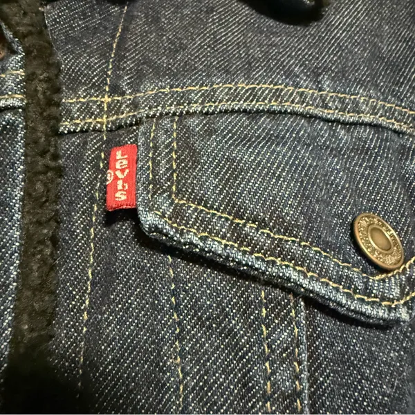 Levi's Dark Wash Denim Sherpa Lined Trucker Jacket Black Lining Small - Image 2