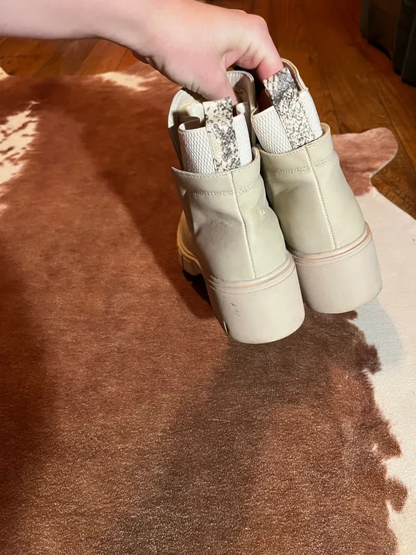 Quipid Boots size 6 Scuff mark on side of one other than that they are in decent condition!! - Image 6