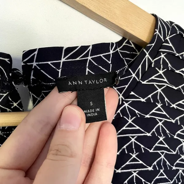 Ann Taylor flutter sleeve black white‎ geometric patterned women's size small - Image 3
