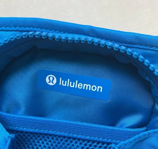 Lululemon Water Bottle Crossbody Bag with Front Pocket 2L - Poolside/Tru… - Image 11