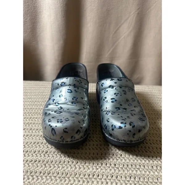 Dansko XP 2.0 Silver Leopard Metallic Patent Leather Clogs Shoes Womens 38 - Image 6