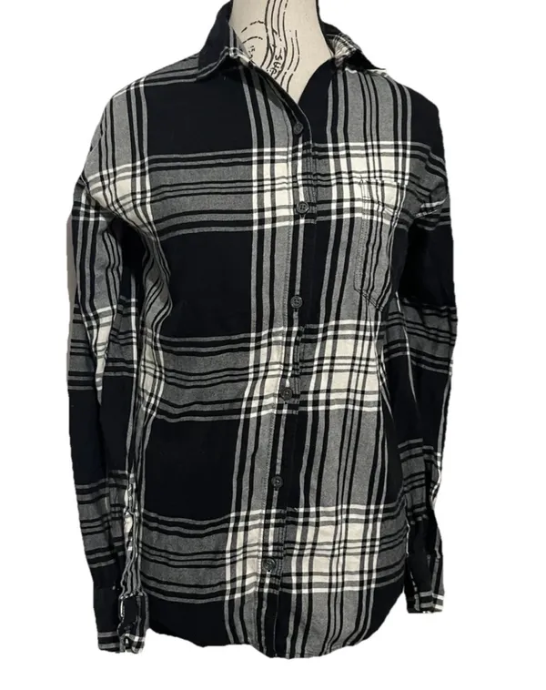 Old Navy The Boyfriend Flannel Shirt Womens Small Plaid Black White Long Sleeve - Image 4