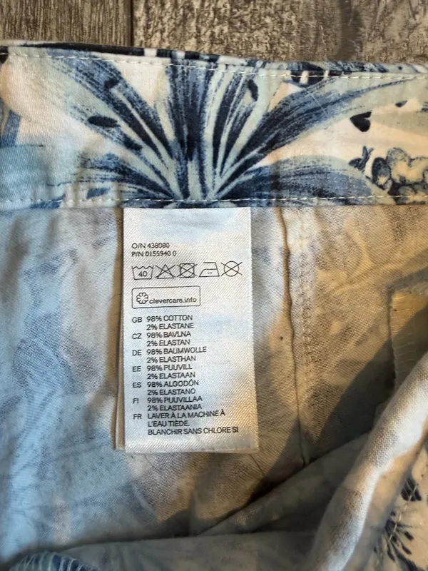 H&M Womens US Size 6 Blue and White Floral Shorts - Image 2