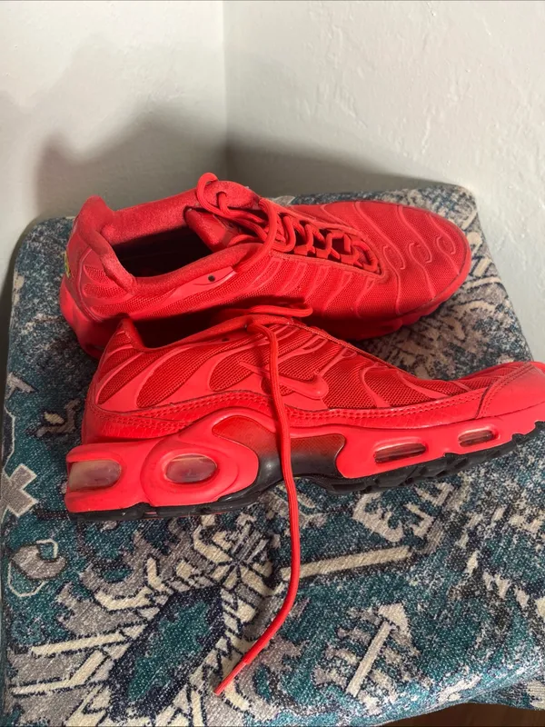 Nike All-Red Mesh Athletic Sneakers - Image 4