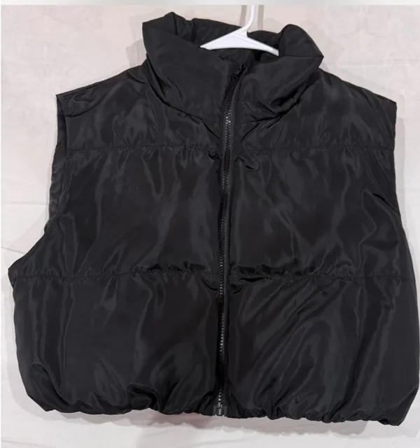 Women Cropped Black puffer vest size medium never worn - Image 2