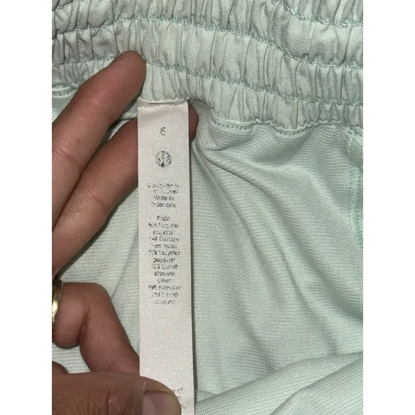 Lululemon Women Hotty Hot High Rise Lined Short Light Green Size 6 - Image 4