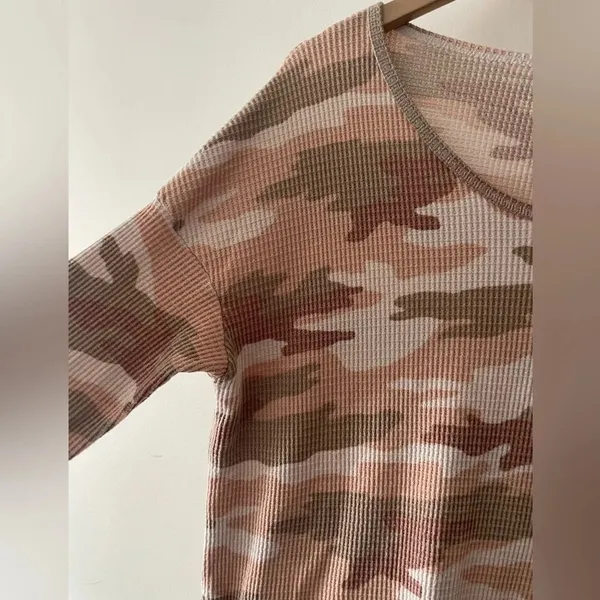 American Eagle Waffle Knit Pink Camo Print Soft‎ Cozy Sweater - Image 3