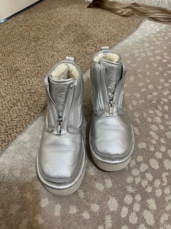 Women’s UGG Platform Neumel Zip Size 9 - Image 2