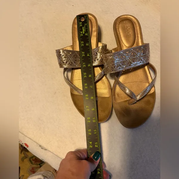 Kenneth Cole Reaction Gold Laser Cut Thong Sandals Womens Size 9 Metallic - Image 3